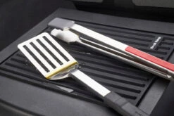 Broil King Silicone Side Shelf Mat -Outdoor Grill Shop BK 60009 lifestyle 02 900x601 84672.1675424067